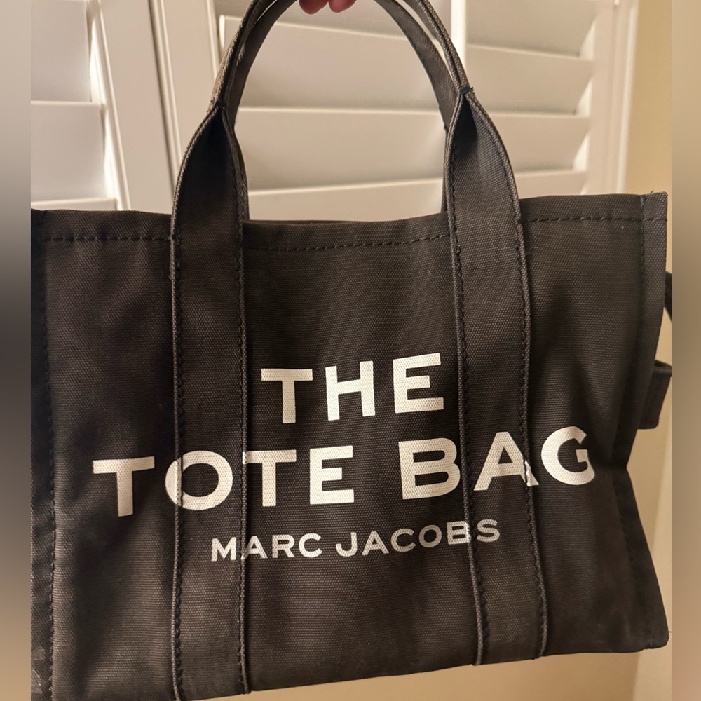 Marc Jacobs Medium Tote Bag
No strap